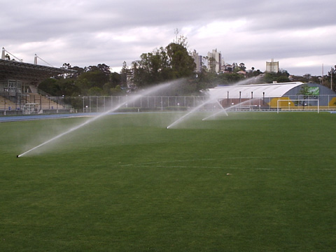 Irrigação em campo de futebol